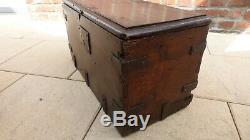 Ancien petit coffre en bois du 17ème. 25 x 56 x 29. Antique small wooden chest