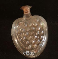 Ancien petit flacon en forme de cur en verre soufflé moulé parfum XIX ème