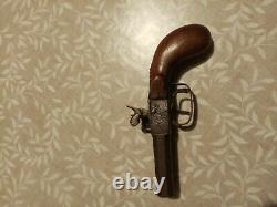 Ancien pistolet du XIXe dit de voyage double canon platine gravée