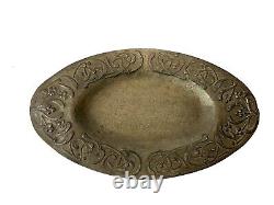 Ancien plat ovale en étain du XVIIIe siècle avec décoration de feuilles rare