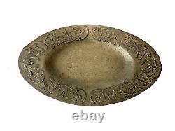 Ancien plat ovale en étain du XVIIIe siècle avec décoration de feuilles rare