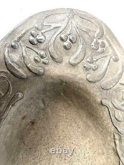 Ancien plat ovale en étain du XVIIIe siècle avec décoration de feuilles rare