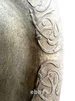 Ancien plat ovale en étain du XVIIIe siècle avec décoration de feuilles rare