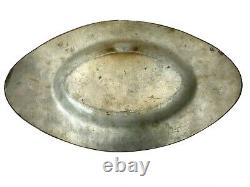 Ancien plat ovale en étain du XVIIIe siècle avec décoration de feuilles rare
