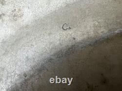 Ancien plat ovale en étain du XVIIIe siècle avec décoration de feuilles rare