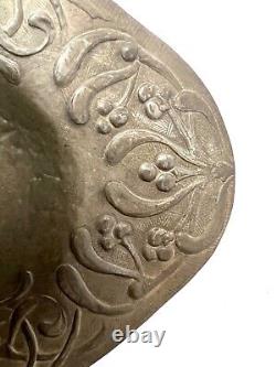 Ancien plat ovale en étain du XVIIIe siècle avec décoration de feuilles rare