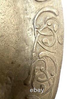 Ancien plat ovale en étain du XVIIIe siècle avec décoration de feuilles rare