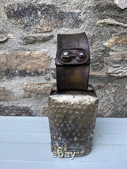 Ancienne Grande Cloche Sonnaille Brebis Vache Metal Laiton Martele Collier Cuir