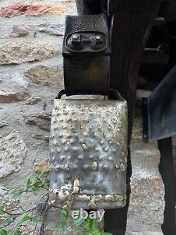 Ancienne Grande Cloche Sonnaille Brebis Vache Metal Laiton Martele Collier Cuir