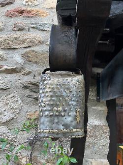 Ancienne Grande Cloche Sonnaille Brebis Vache Metal Laiton Martele Collier Cuir