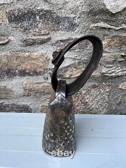 Ancienne Grande Cloche Sonnaille Brebis Vache Metal Laiton Martele Collier Cuir