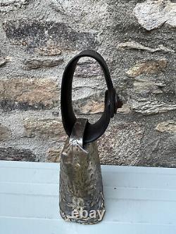 Ancienne Grande Cloche Sonnaille Brebis Vache Metal Laiton Martele Collier Cuir