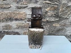 Ancienne Grande Cloche Sonnaille Brebis Vache Metal Laiton Martele Collier Cuir