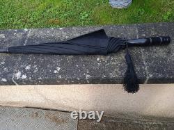 Ancienne Ombrelle Noire Damassée