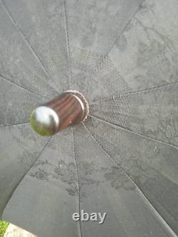 Ancienne Ombrelle Noire Damassée