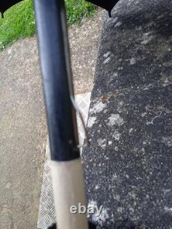 Ancienne Ombrelle Noire Damassée