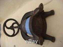 Ancienne PRESSE à Jus de Viande En fonte Objet d'art populaire VB2014