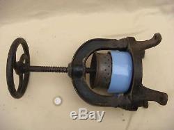 Ancienne PRESSE à Jus de Viande En fonte Objet d'art populaire VB2014