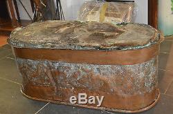 Ancienne baignoire en cuivre avec un couvercle/ 97 cms de long x 42 cms de large