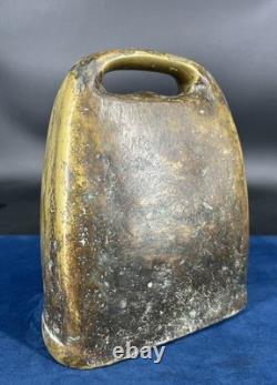 Ancienne cloche de vache en bronze moulé XIXe gravée décor d'oiseau folklorique
