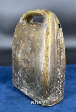 Ancienne cloche de vache en bronze moulé XIXe gravée décor d'oiseau folklorique