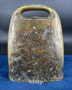 Ancienne cloche de vache en bronze moulé XIXe gravée décor d'oiseau folklorique