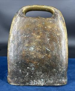 Ancienne cloche de vache en bronze moulé XIXe gravée décor d'oiseau folklorique