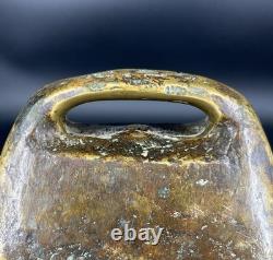 Ancienne cloche de vache en bronze moulé XIXe gravée décor d'oiseau folklorique