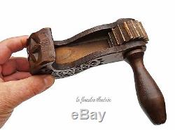 Ancienne petite crécelle de pâques sculptée et décorée