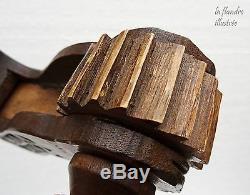 Ancienne petite crécelle de pâques sculptée et décorée