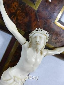 Ancienne superbe Croix murale crucifix CHRIST sculpté XIXe sur loupe