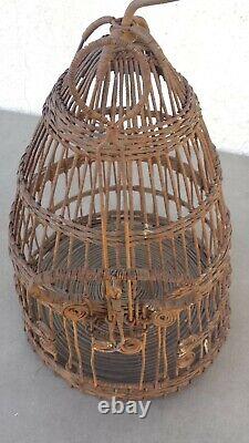 Ancienne superbe cage à oiseaux en fil de fer torsadé, utilisée comme piège