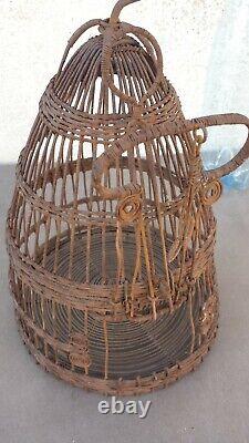 Ancienne superbe cage à oiseaux en fil de fer torsadé, utilisée comme piège
