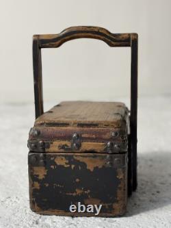 Antique Boîte à déjeuner chinoise en bois avec volutes Fin XIXème début XXème