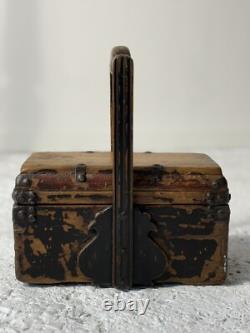 Antique Boîte à déjeuner chinoise en bois avec volutes Fin XIXème début XXème
