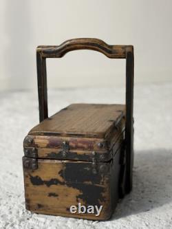 Antique Boîte à déjeuner chinoise en bois avec volutes Fin XIXème début XXème