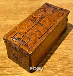 Antique coffret de dentellière en bois sculpté et décoré