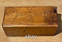 Antique coffret de dentellière en bois sculpté et décoré