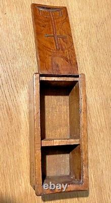 Antique coffret de dentellière en bois sculpté et décoré