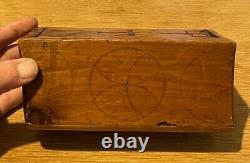 Antique coffret de dentellière en bois sculpté et décoré