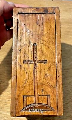 Antique coffret de dentellière en bois sculpté et décoré