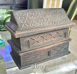 Antique coffret en bois sculpté et décoré