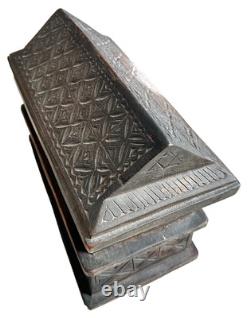 Antique coffret en bois sculpté et décoré
