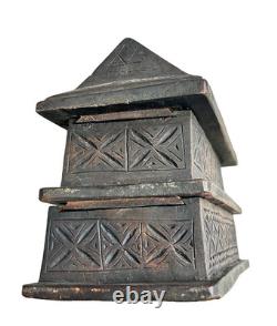 Antique coffret en bois sculpté et décoré