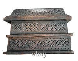 Antique coffret en bois sculpté et décoré