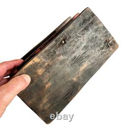 Antique coffret en bois sculpté et décoré