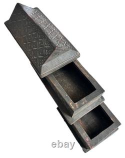 Antique coffret en bois sculpté et décoré