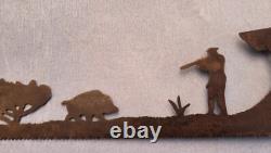 Art populaire ancien. Scie à lame sculptée figurant une scéne de chasse