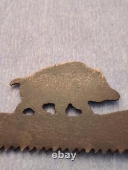 Art populaire ancien. Scie à lame sculptée figurant une scéne de chasse