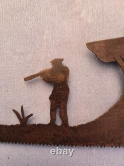 Art populaire ancien. Scie à lame sculptée figurant une scéne de chasse
